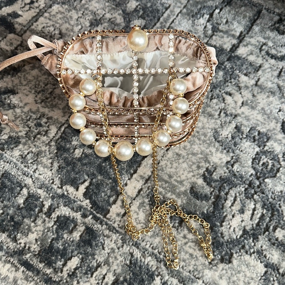 Rhinestones clutch few stone missing, come with replacement rhinestones